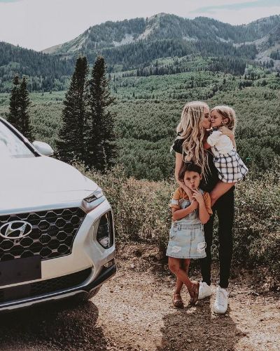 Picture of Amanda Stanton and her daughters Charlie and Kinsley with their car of Hyundai.
